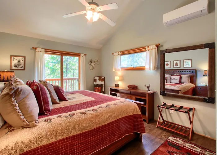 Willow Cove Lodge- 5 Bedrooms With A Hot Tub